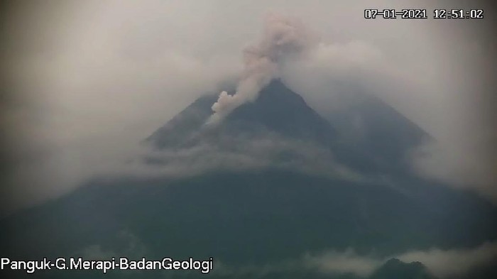 Luncuran awan panas Merapi, Kamis (7/1/2021) pukul 12.50 WIB.