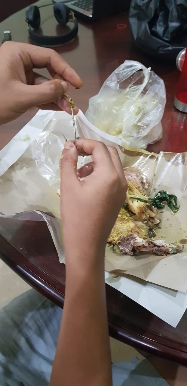 Makan Nasi Padang, Netizen Dapat Bonus Mata Pancing Tajam