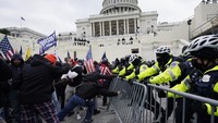 Bentrok massa dengan polisi di halaman capitol Hill, massapun memaksa masuk AP/Julio Cortez