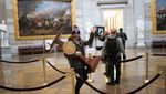 Potret Pendukung Trump Saat Panjat Gedung Capitol AS