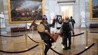 Saat ini Senat Amerika Serikat (AS) telah kembali berkumpul ke dalam ruang sidang setelah para pendukung Presiden Donald Trump dipukul keluar. Proses pengesahan kemenangan Presiden terpilih AS, Joe Biden, dalam pilpres dilanjutkan pada hari yang sama. Win McNamee/Getty Images/AFP.