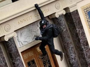 Potret Pendukung Trump Saat Panjat Gedung Capitol AS