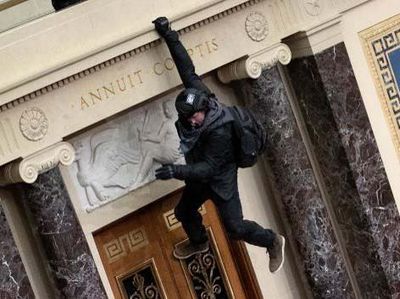 Potret Pendukung Trump Saat Panjat Gedung Capitol AS