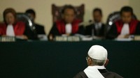 Menilik ke belakang, pembebasan Abu Bakar Baasyir sempat ditarik ulur pada tahun 2019 silam. Saat itu, Presiden Jokowi sempat akan membebaskan Baasyir dengan alasan kemanusiaan. Jokowi awalnya menyatakan sudah memberi izin pembebasan terpidana kasus terorisme tersebut. Salah satu pertimbangan Jokowi adalah faktor kemanusiaan mengingat usia dan kondisi kesehatan Baasyir. Dimas Ardian/Getty Images.