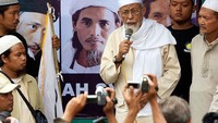 Akan tetapi pembebasan bersyarat Abu Bakar Baasyir dikaji ulang. Aturan pembebasan bersyarat, menurut Jokowi, harus ditempuh. Jokowi tak mau menabrak sistem hukum. Adapun aturan yang dimaksud adalah Peraturan Pemerintah Nomor 99 Tahun 2012, yang di dalamnya disebutkan terpidana kasus terorisme yang mendapatkan bebas bersyarat salah satunya harus menyatakan setia kepada Negara Kesatuan Republik Indonesia. Luis Enrique Ascui/Getty Images.