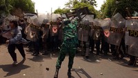 Potret massa pendukung Baasyir yang mengamuk saat Abu Bakar Baasyir ditangkap di Solo pada 28 Oktober 2002 lalu. Dimas Ardian/Getty Images.