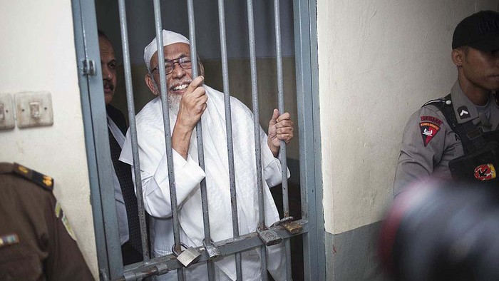 Melihat Lagi Sepak Terjang Abu Bakar Ba'asyir yang Akan Bebas Kementerian Hukum dan HAM memastikan Abu Bakar Ba'asyir akan bebas pekan ini. Terpidana kasus terorisme itu bebas murni usai menjalani 15 tahun penjara.