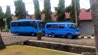 Selain fasilitas keterampilan, tampak area poliklinik, lapangan olahraga, musala, area parkir, dan dua unit bus milik BRSEGP Pangudi Luhur.