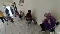 Dari pantauan detikcom di BRSEGP Pangudi Luhur, kompleks Depsos, Margahayu, Bekasi, Kamis (7/1/2020) pada pukul 10.00 WIB, terlihat tujuh gelandangan sedang berbicara dengan petugas Balai. Petugas tersebut sedang melakukan asesmen terhadap ketujuh gelandangan.