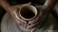 Damdam Ceramic Studio yang memproduksi barang-barang seperti gelas, piring dan pot dari tanah liat ini berdiri sejak tahun 2015.