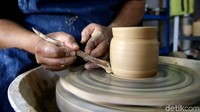 Ada beragam peralatan makan dan perabotan rumah tangga berbahan keramik yang diproduksi Damdam Ceramic Studio. Ciri khas dari damdam ialah, gelas/mug dengan bentuk gurita.