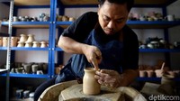 Bahan baku keramik yang digunakan Damar merupakan tanah liat dari Sukabumi.
