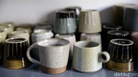 Beragam keramik yang dibuat pun dipasarkan secara daring melalui sosial media Instagram @damdam_ceramicstudio serta marketplace seperti Tokopedia damdamhandcraftesceramic