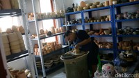 Damar Bagus Permadi (39) pemilik damdam ceramic studio tengah membuat gelas di workshopnya yang terletak di kawasan Jurang Mangu, Tangerang, Kamis (7/1/2021).