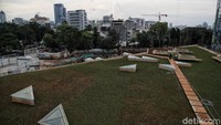 Selain itu terdapat keunikan di atas gedung parkir  TIM karena disediakan taman yang nantinya digunakan untuk para warga atau Seniman menjadi tempat unjuk ekspresi atau bersantai sambil memandang pemandangan dengan latar belakang apartemen.  