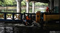 Seperti diketahui, genangan ini terjadi akibat luapan dari kali Ancol yang tak sanggup lagi menampung debit air yang tinggi akibat curah hujan.