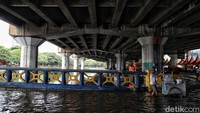 Debit Kali Ancol naik akibat hujan deras yang menguyur sejak kemarin malam, Rabu (6/1).