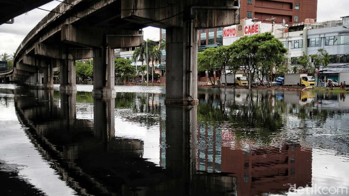 Menerobos Genangan di Jalan Martadinata Ancol Sejumlah kendaraan menerobos genangan di Jalan Martadinata Ancol, Jakarta. Jalan ini tergenang akibat Kali Ancol meluap.