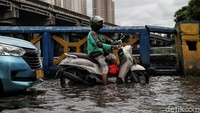 Genangan air tersebut membuat kendaraan baik roda dua atapun roda empat sulit melintasi kawasan tersebut.