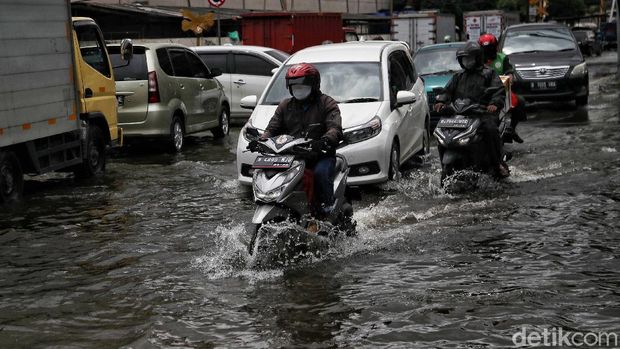 Sejumlah kendaraan menerobos genangan di Jalan Martadinata Ancol, Jakarta. Jalan ini tergenang akibat Kali Ancol meluap.