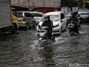 Banjir Jl RE Martadinata Ancol Dilawan dengan Karung Pasir