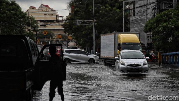 Sejumlah kendaraan menerobos genangan di Jalan Martadinata Ancol, Jakarta. Jalan ini tergenang akibat Kali Ancol meluap.