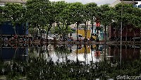 Ada juga warga yang memanfaatkan meluapnya kali Ancol dengan memancing di sebuah danau yang meluap itu.
