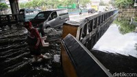 Sejumlah kendaraan terlihat menerobos genangan di Jalan Martadinata Ancol, Jakarta Utara, Kamis (7/1).