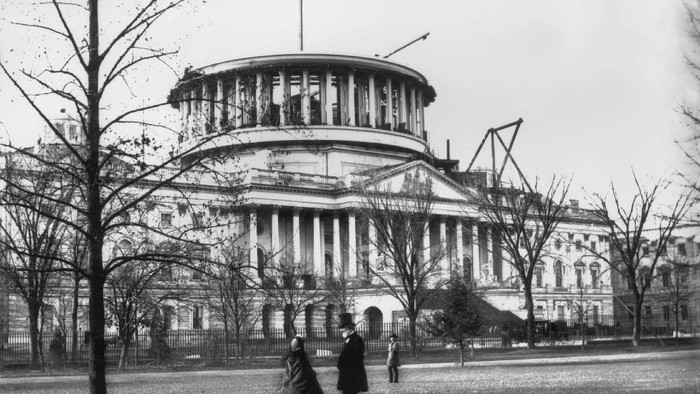 Kericuhan sempat terjadi di Gedung Capitol AS saat massa pendukung Donald Trump berdemo. Lihat yuk sejarah gedung ini.