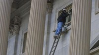 Pada 1850, saat negara-negara bagian AS bertambah, gedung ini sudah tak memadai untuk menampung para wakil rakyat. Setelah kompetisi untuk desain baru diumumkan, presiden AS ke-13 Millard Fillmore menunjuk arsitek Thomas U Walker asal Philadelphia untuk membangun bagian tambahan gedung ini.