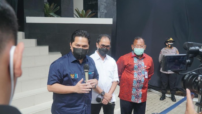 Menteri BUMN Erick Thohir (berkemeja biru-tengah) kunjungi Bio Farma