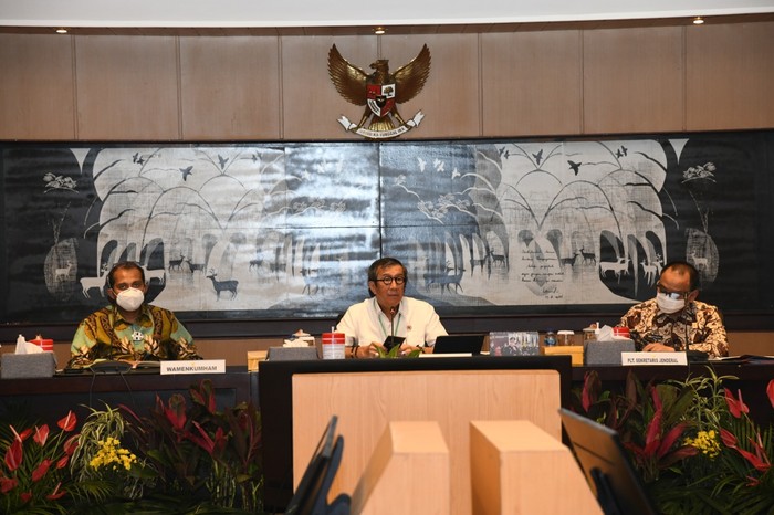 Menteri Hukum dan HAM (Menkum HAM), Yasonna Laoly (tengah).