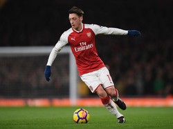 Mesut Oezil sendiri memasukan namanya dalam kesebelasan Arsenal terbaik versinya (Getty Images/Clive Rose)