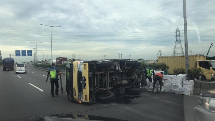 Mobil Boks Terguling di KM 17 Tol Priok