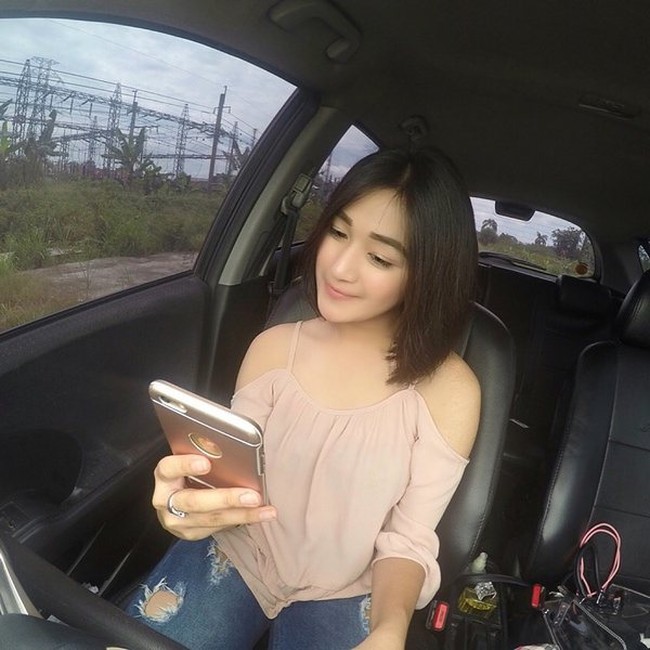 Di akun Instagram pribadinya yang bernama @muthia_syahra_p, Muthia sering membagikan foto-foto dirinya. Tak selalu menggunakan seragam, dalam beberapa foto unggahannya itu Muthia tampil cantik dengan gaya khas anak mudanya. Foto: Instagram/@muthia_syahra_p