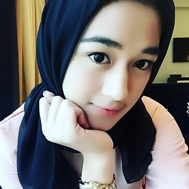 Dalam salah satu foto juga terlihat penampilan Muthia yang tengah mengenakan hijab. Bagaimana menurutmu penampilannya yang satu ini? Foto: Instagram/@muthia_syahra_p