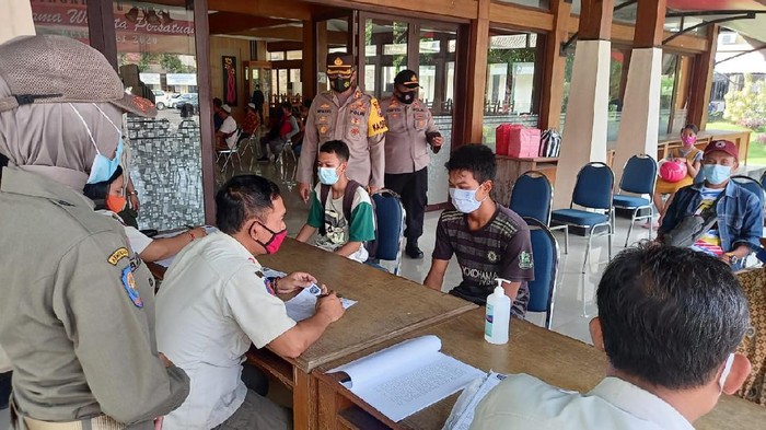 Sebanyak 32 pengendara terjaring operasi yustisi penggunaan masker. Pengendara yang melanggar langsung diberi sanksi tilang.