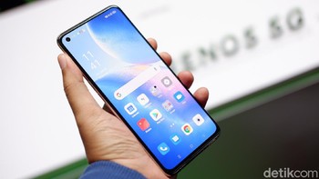 Reno5 5G masih mengusung single punch hole.Foto: Adi Fida Rahman/detikINET