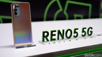 Tampilan belakang ponsel ini mirip Reno5 Fantasy Silver. Foto: Adi Fida Rahman/detikINET