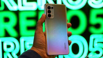 Menggunakan proses Diamond Spectrum sebagai dasarnya, Oppo Reno5 5G memberikan sentuhan akhir pada ponsel dengan efek Reno Glow yang telah disempurnakan. Foto: Adi Fida Rahman/detikINET