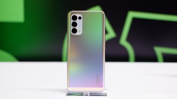 Dengan ukiran laser yang disempurnakan, Reno Glow menciptakan efek visual berkilau dengan sentuhan gradasi yang lebih halus pada penutup belakang perangkat, membawa kilauan warna selalu berubah secara dinamis, dan lebih berwarna jika dibandingkan dengan Reno4. Foto: Adi Fida Rahman/detikINET