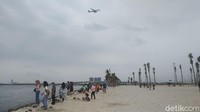 Kawasan pantai pui ini baru dibuka semenjak tahun 2020 dan langsung hits di kaalnganpara pesepeda awalnya. Namun, semakin ke sini, Pantai Putih PIK menjadi sasaran empuk keluarga untuk piknik di akhri pekan. (Johanes Randy)