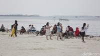 Untuk informasi, pantai ini merupakan buatan dan mungkin adalah satu-satunya di Jakarta. Satu paket, pantai ini juga dilengkapi dengan area pedestrian yang luas serta jalur sepeda (Wisnu/20detik)
