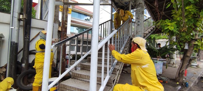 Pasukan kuning Dinas Bina Marga DKI Jakarta perbaiki JPO Matraman, Jakarta Timur.