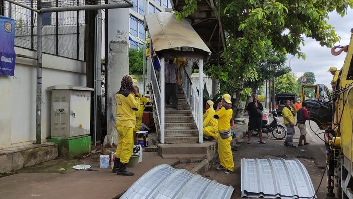Pasukan kuning Dinas Bina Marga DKI Jakarta perbaiki JPO Matraman, Jakarta Timur.