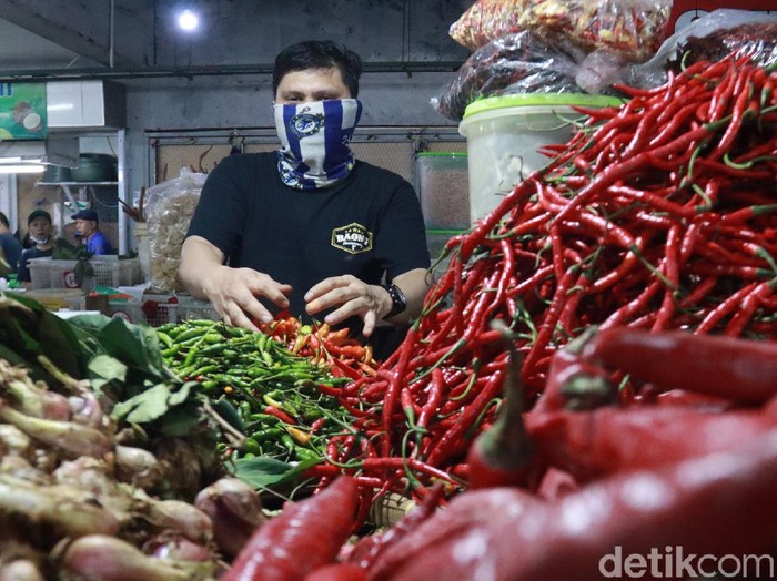 Pedagang cabai di pasar tradisional Bandung.