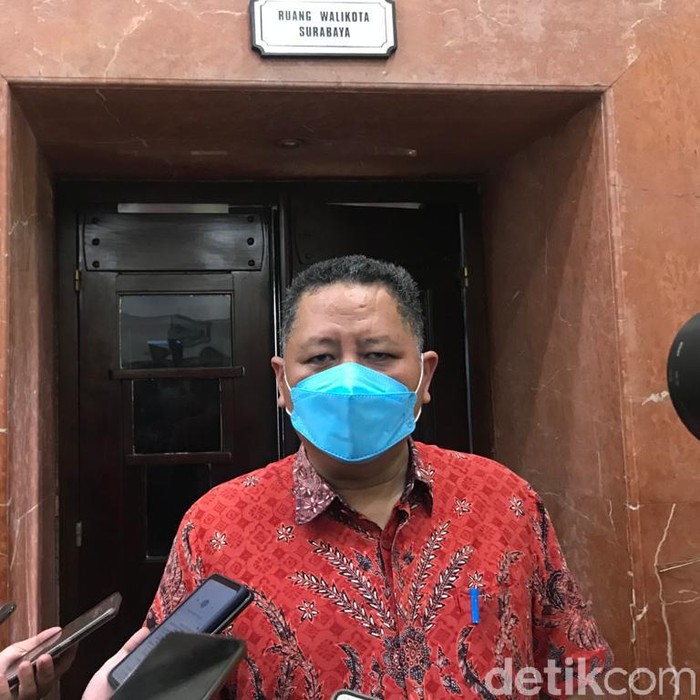 Pemkot Surabaya memutuskan tetap menggelar belajar daring sesuai instruksi Mendagri. Plt Wali Kota Surabaya Whisnu Sakti Buana berharap, belajar daring tidak mengurangi kualitas anak didik.
