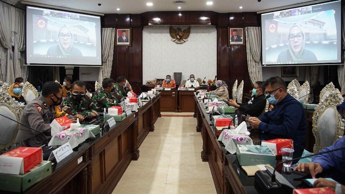 Menko Perekonomian Airlangga Hartarto telah mengumumkan akan ada pembatasan di Jawa-Bali mulai 11-25 Januari 2020. Namun, Pemkot Surabaya belum menerima surat resmi dari Pemerintah Pusat.