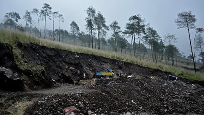 Duh! Penambang Pasir Ilegal Terus Jalan di Gunung Guntur
