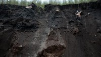 Pertambangan liar di kawasan Gunung Guntur yang telah menjadi kawasan konservasi cagar alam dan taman wisata alam tersebut dikhawatirkan dapat menyebabkan bencana longsor dan banjir lahar dingin.